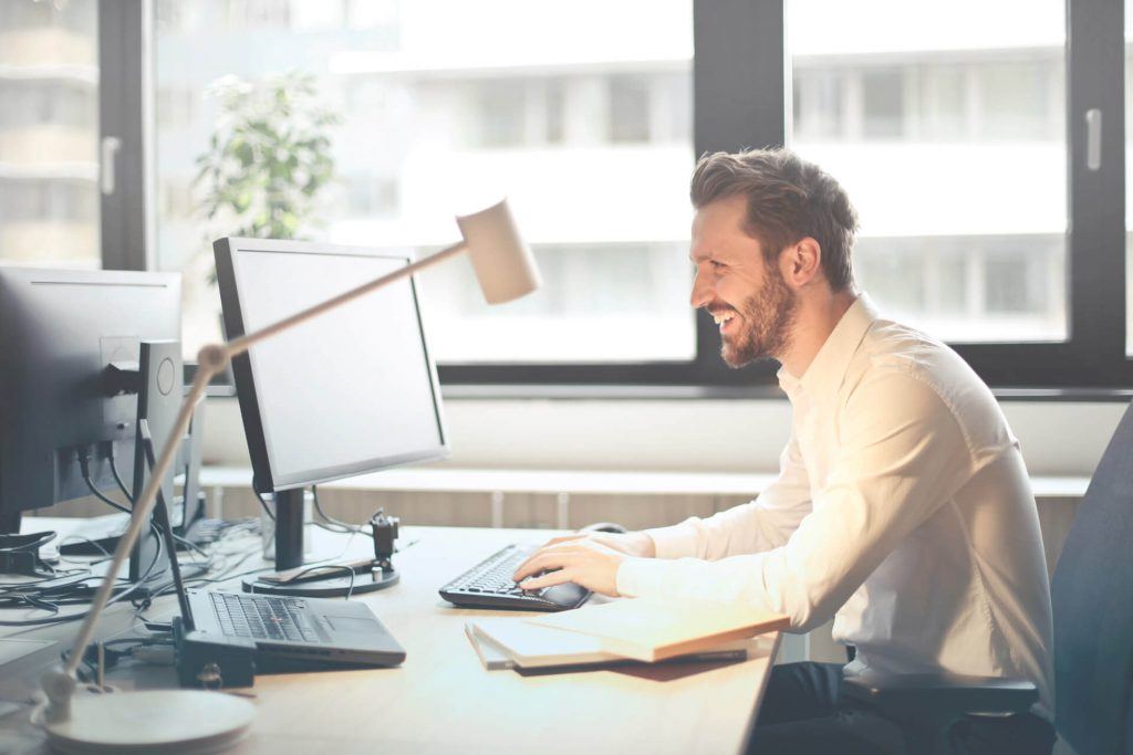 Man working on computer - SimPlan AG