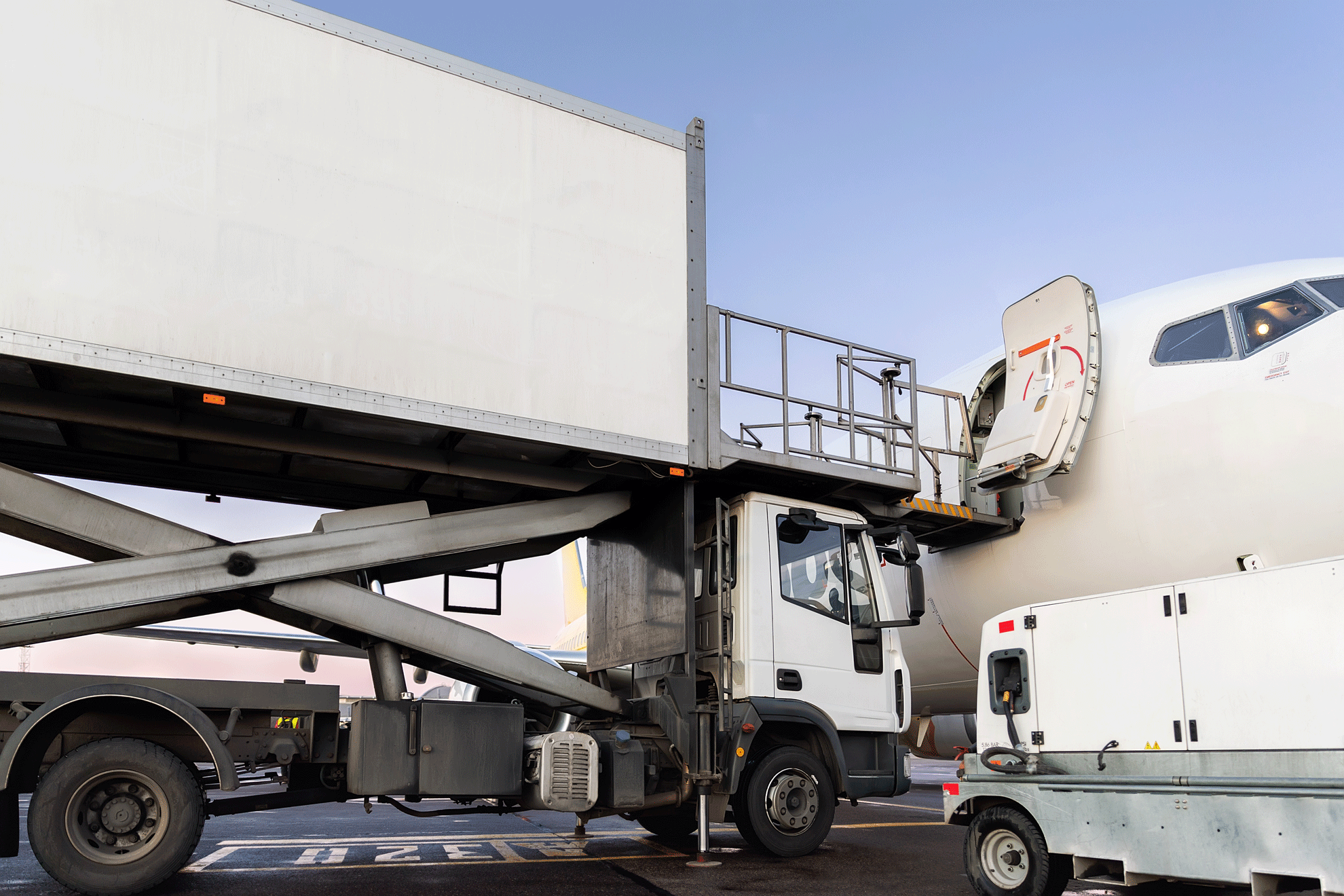 Flughafen - Flugzeug wird beladen mit Waren